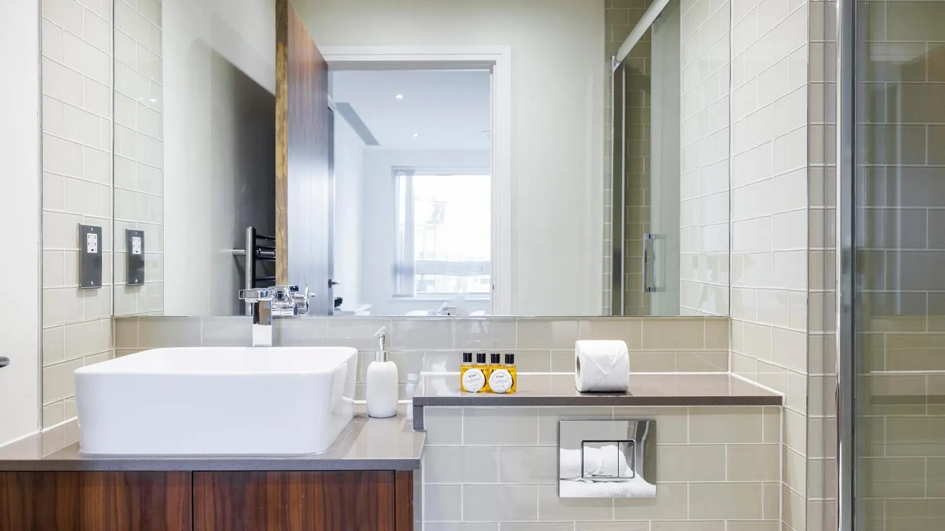 3 Bed Apartment In Canary Wharf, Weekly & Monthly Offers London United Kingdom