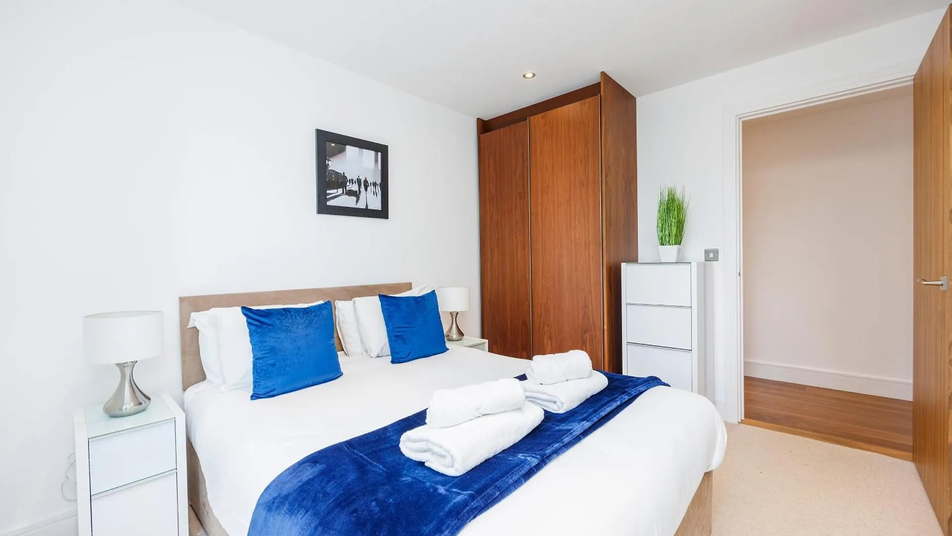 3 Bed Apartment In Canary Wharf, Weekly & Monthly Offers London