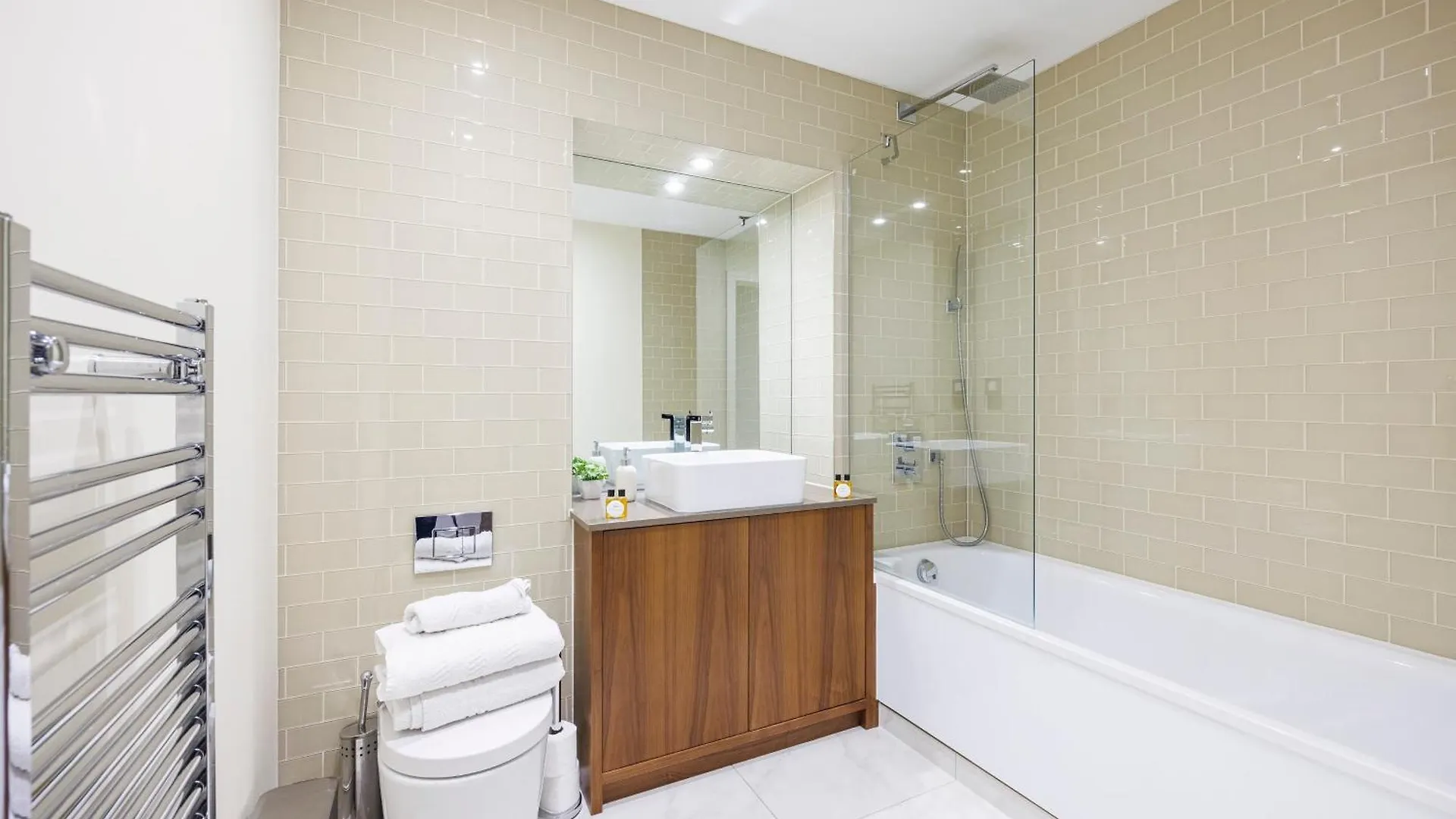 3 Bed Apartment In Canary Wharf, Weekly & Monthly Offers London
