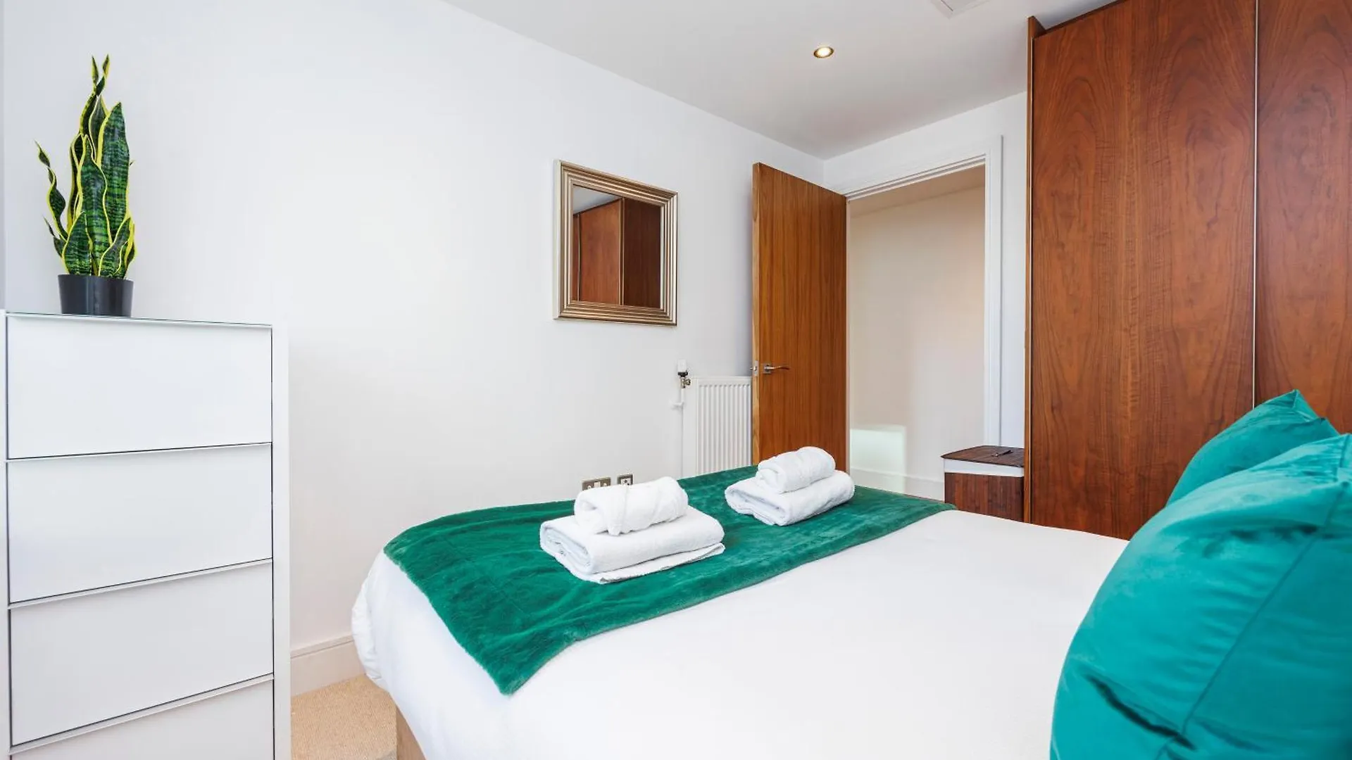 3 Bed Apartment In Canary Wharf, Weekly & Monthly Offers London United Kingdom
