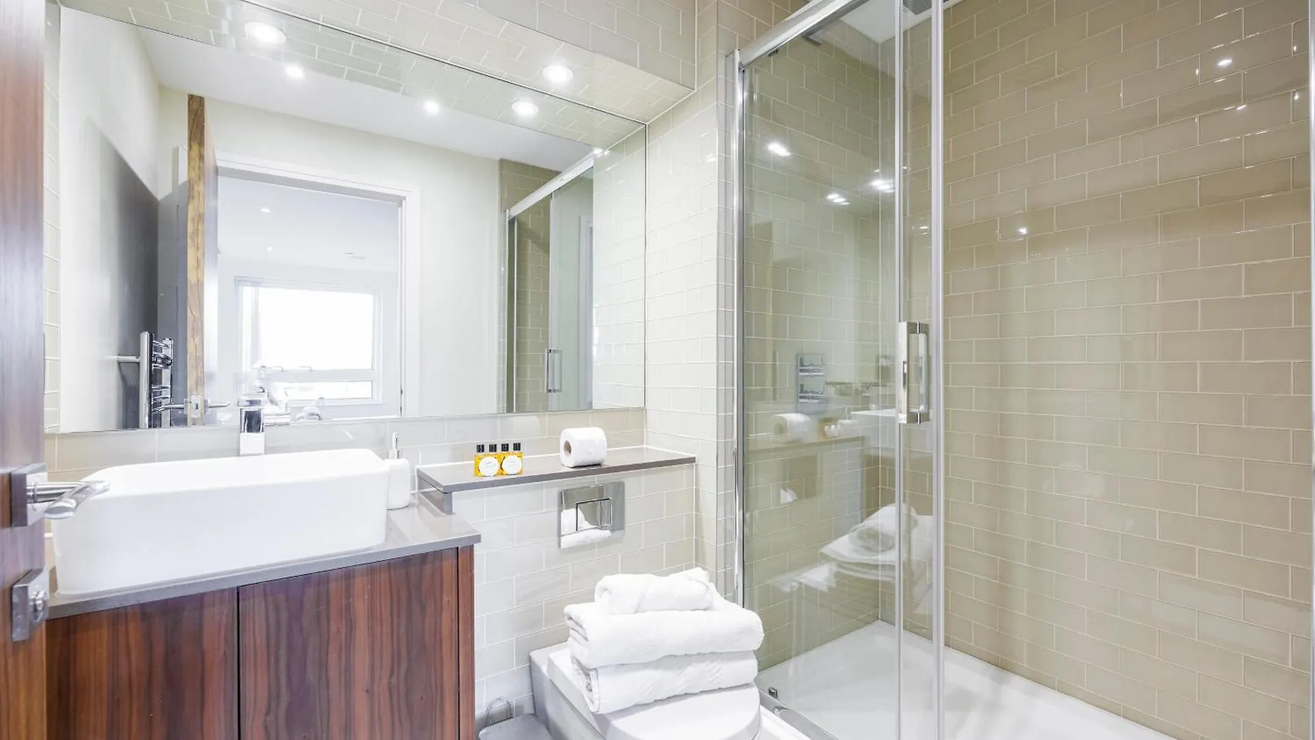 3 Bed Apartment In Canary Wharf, Weekly & Monthly Offers London 0*,  United Kingdom