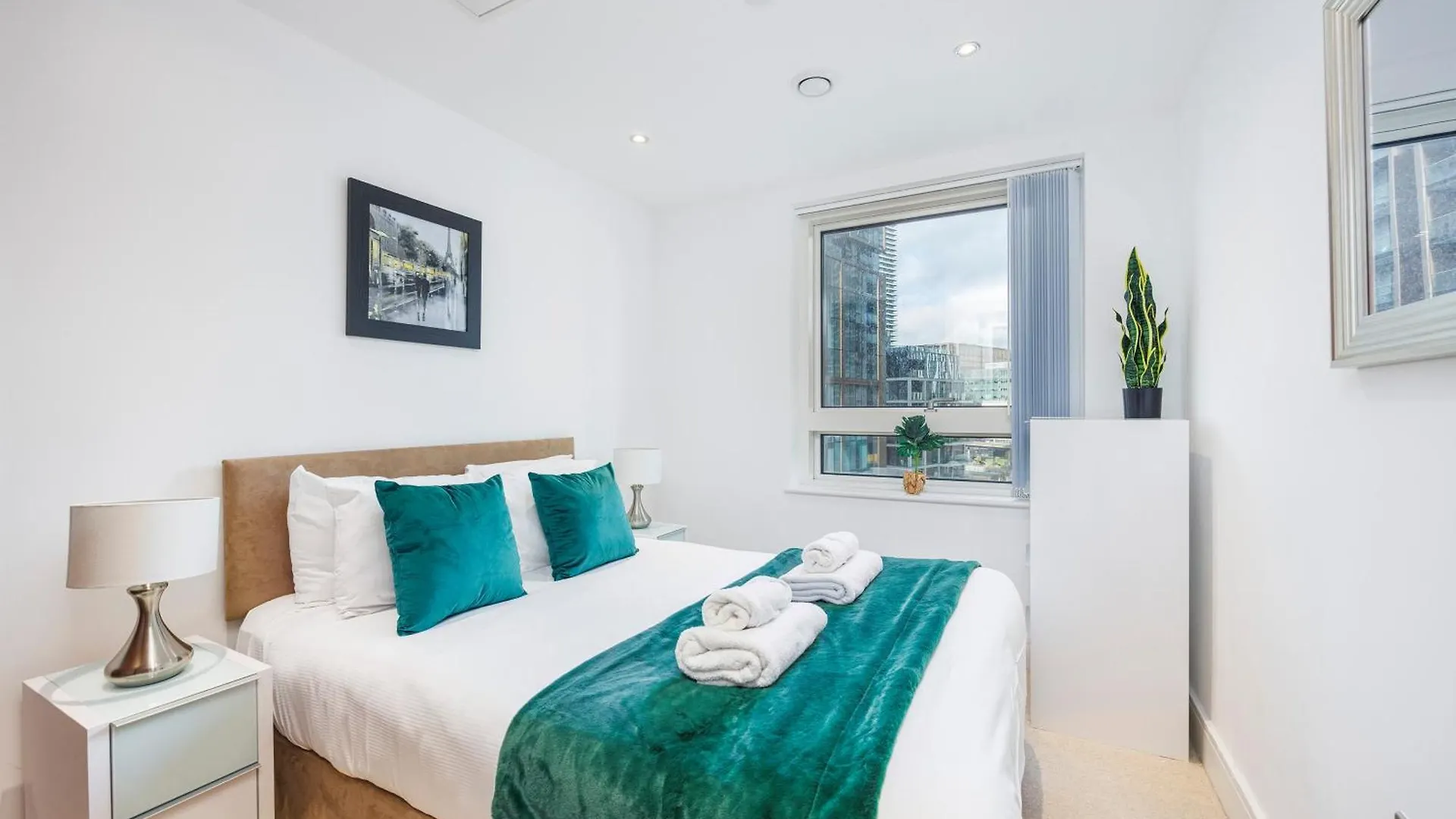 3 Bed Apartment In Canary Wharf, Weekly & Monthly Offers London
