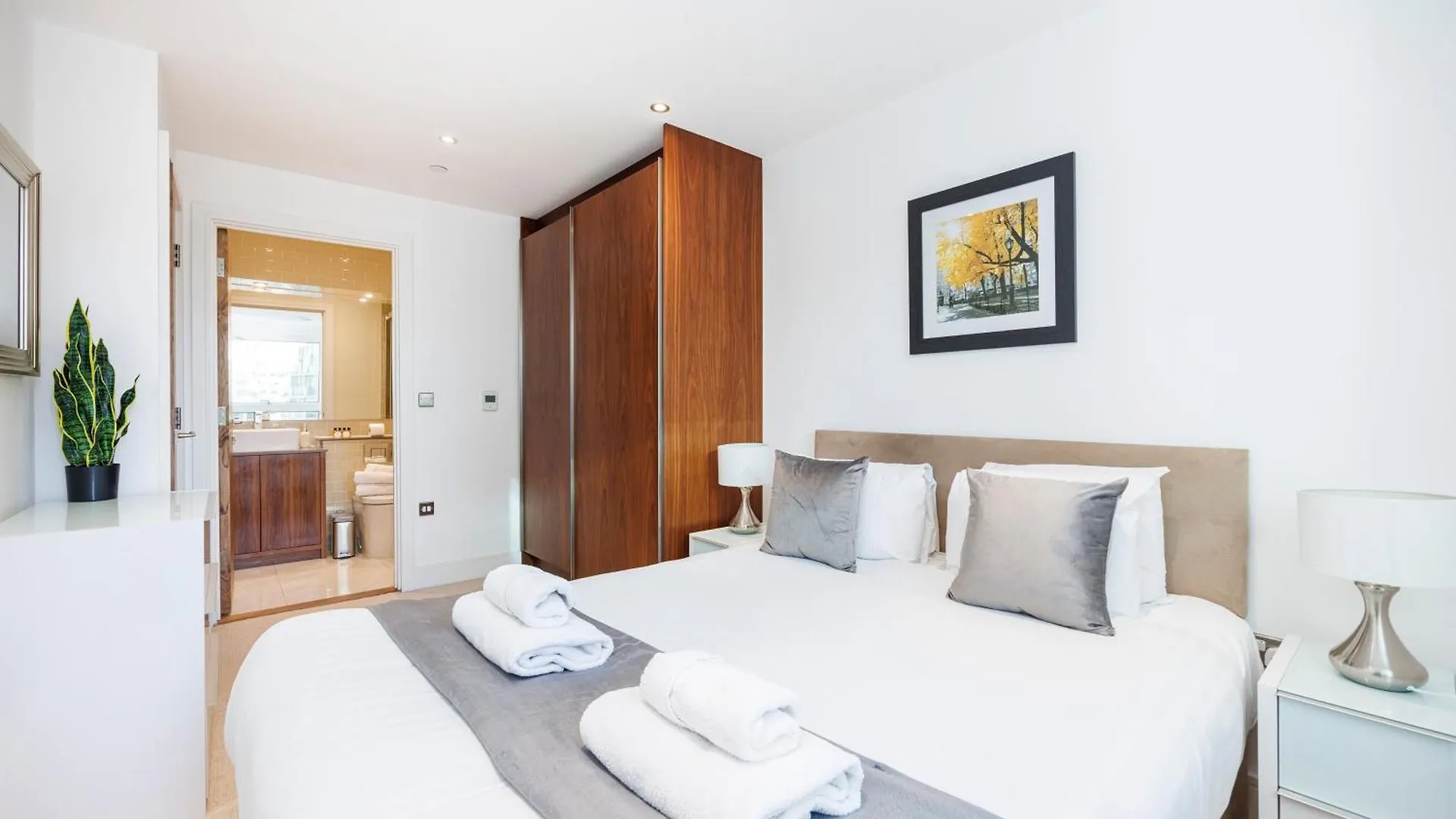 3 Bed Apartment In Canary Wharf, Weekly & Monthly Offers London