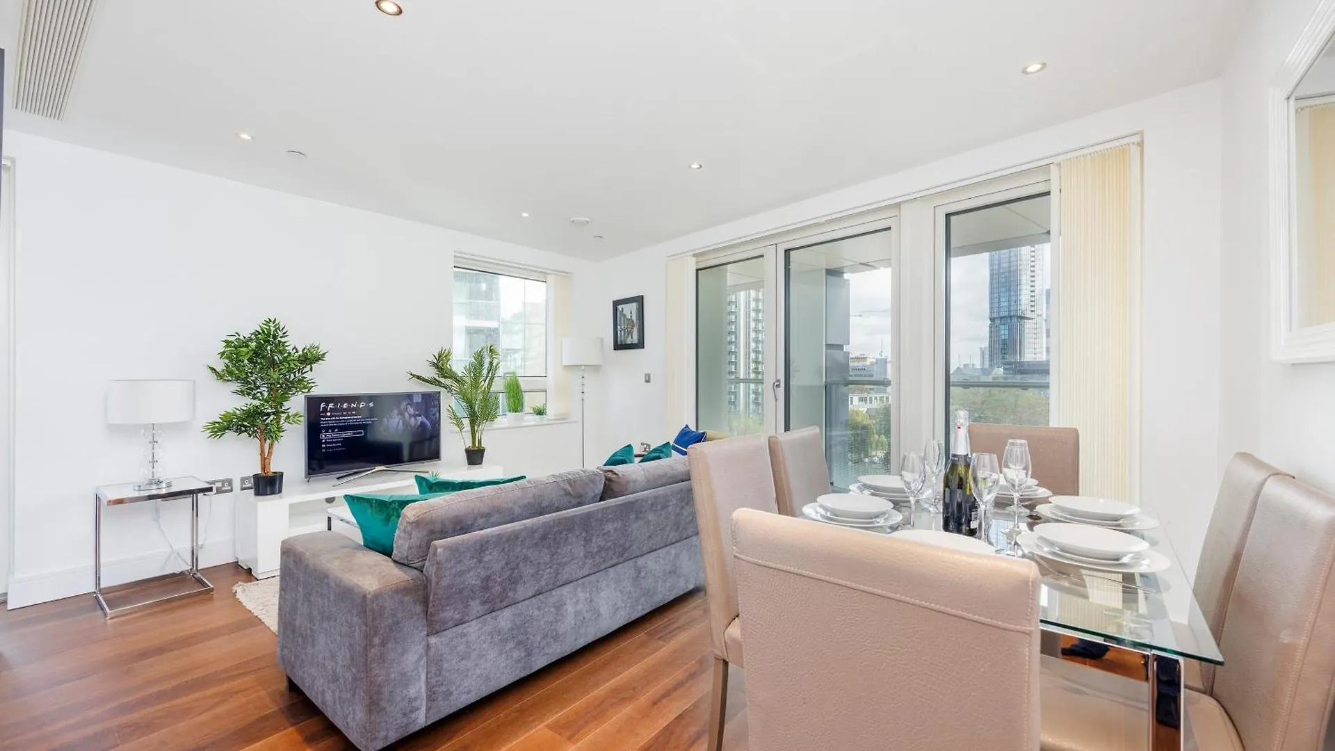 3 Bed Apartment In Canary Wharf, Weekly & Monthly Offers London
