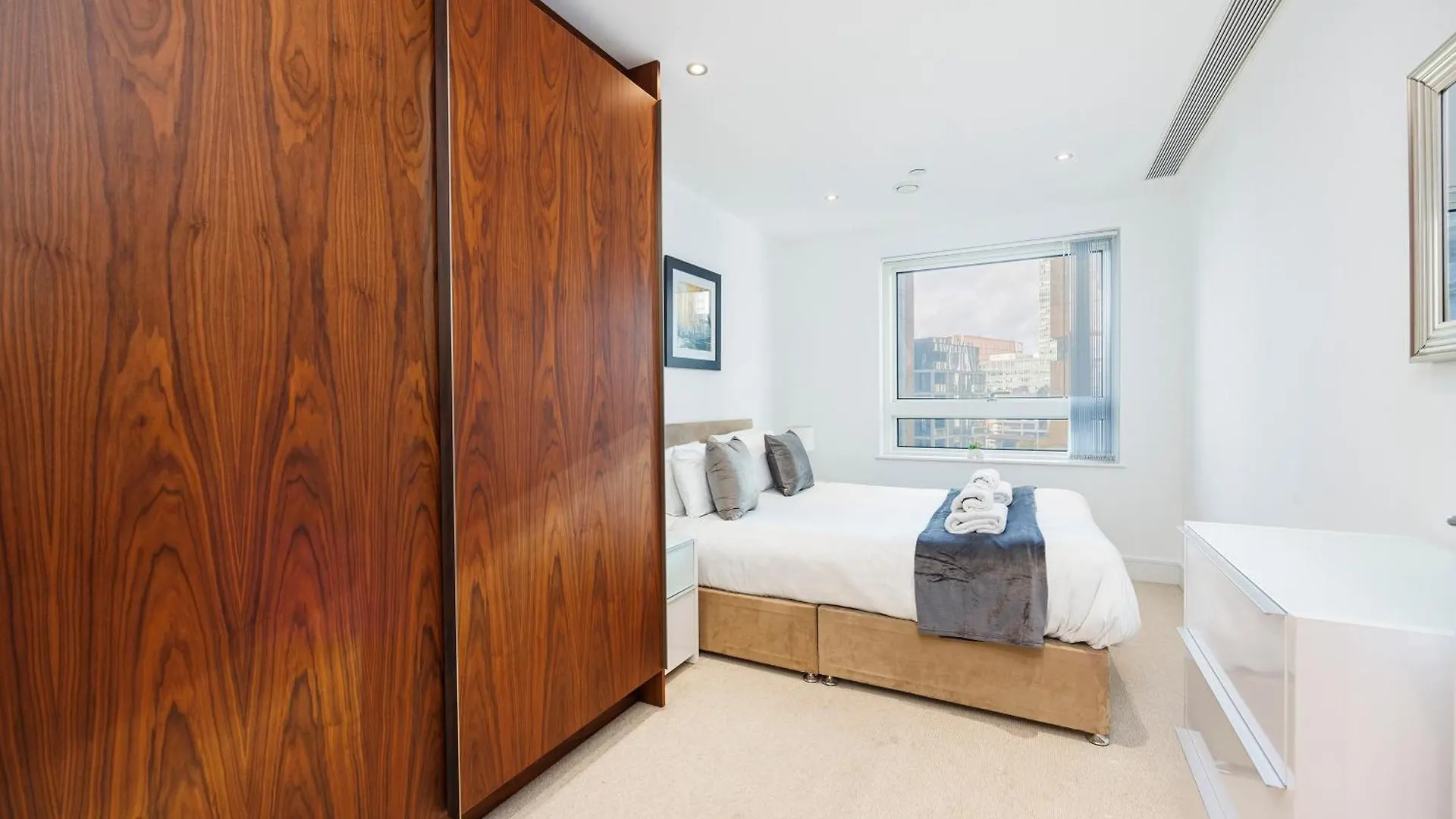 3 Bed Apartment In Canary Wharf, Weekly & Monthly Offers London 0*,