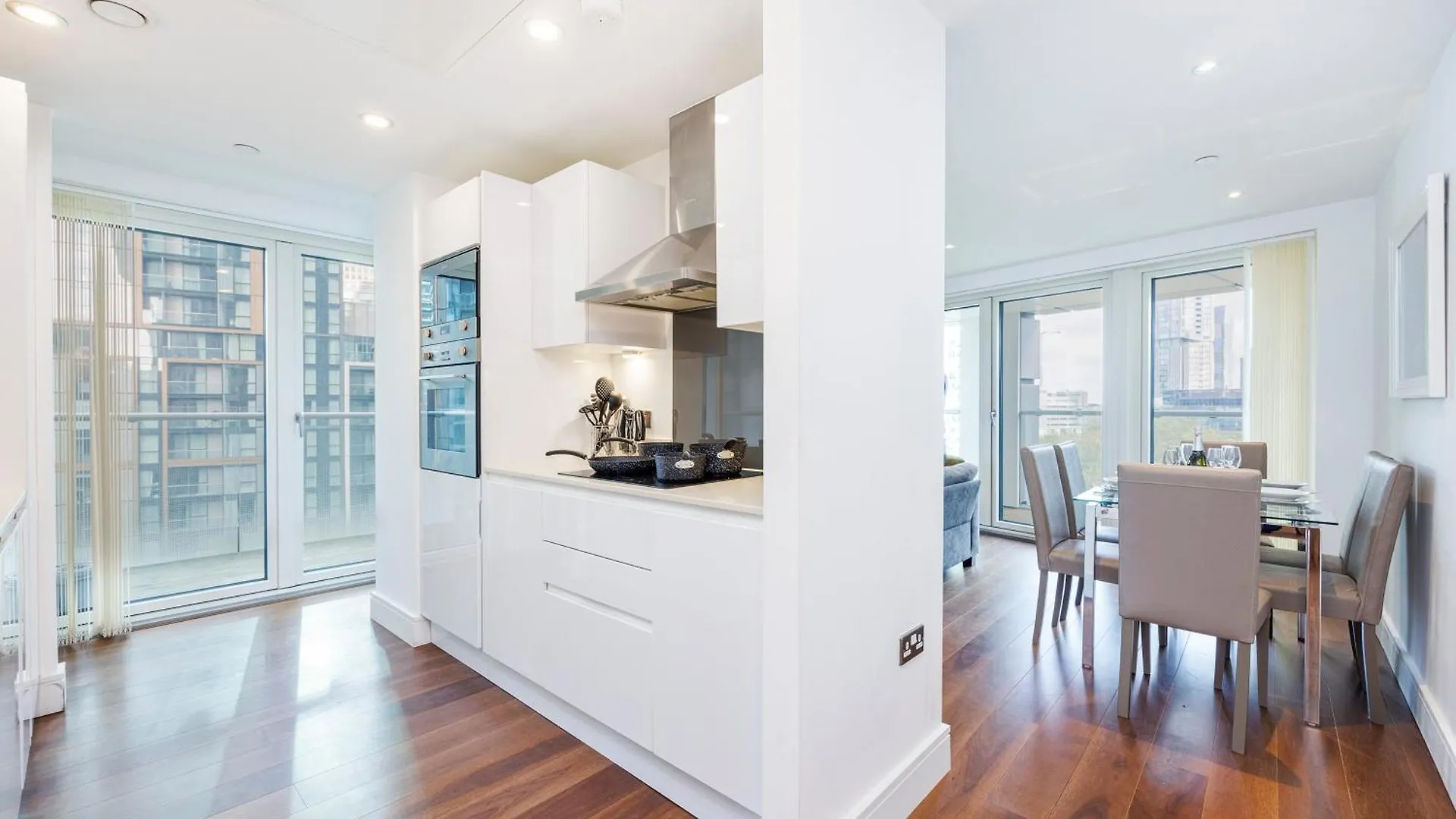 3 Bed Apartment In Canary Wharf, Weekly & Monthly Offers London